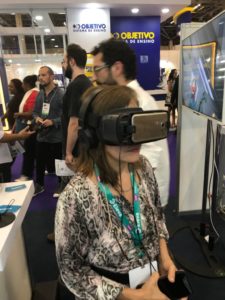 Veja foto da demonstração de VR REalidade Virtual Aumentada no Stand da Imersys Virtual Reality