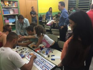 Alunos da Escola EM Prof° Terezinha do Menino Jesus Silveira Campos Sirera, em Atibaia, testando os kits de Robótica
